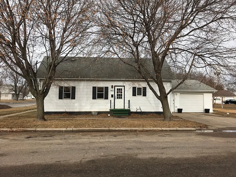 102 E 5th St