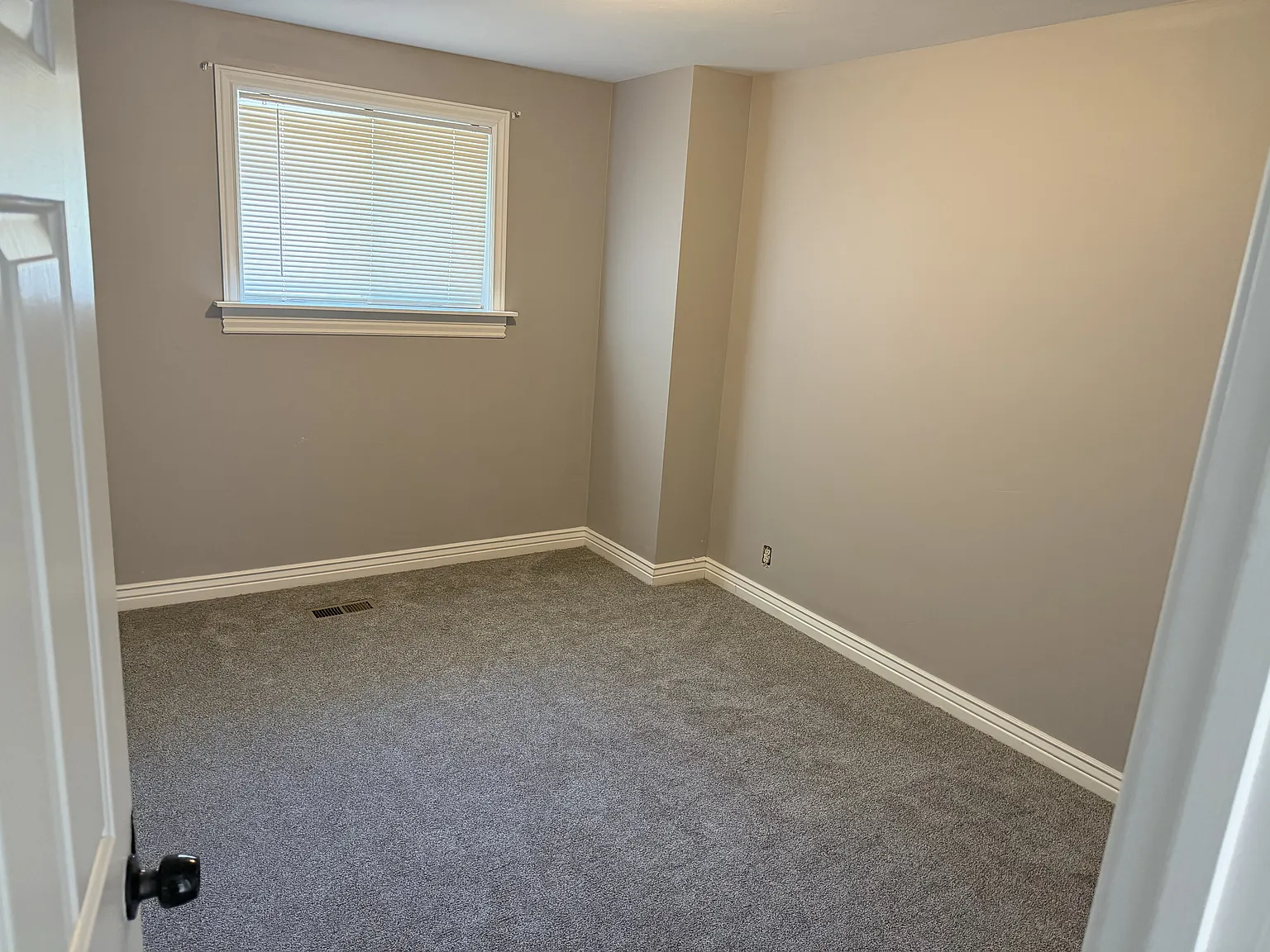 3 bed, 1.5 bath, 1300 sqft, $2,200 — Photo 3