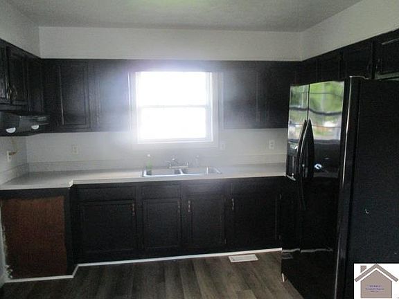 3rd image of 89 Cunningham Ave