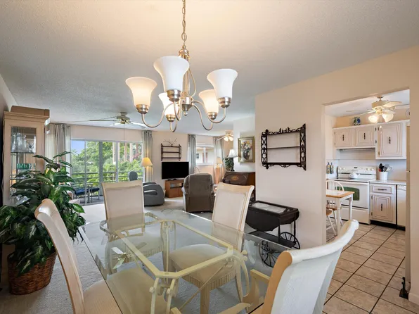 225 Bonnie Boulevard #305, Palm Springs, FL 33461