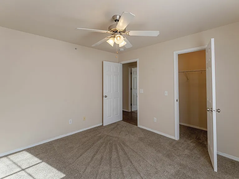 Sandstone Heights Apartments — Photo 37