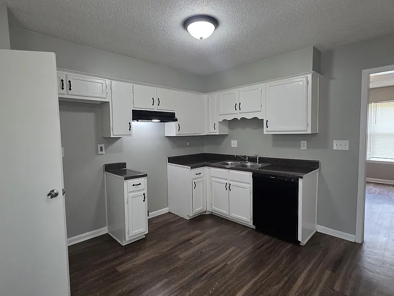 2504 Redvers Ave — Photo 6