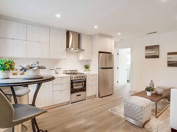 2nd image of 733 Silver Lake Blvd #5cd92886f