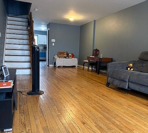 5th image of 250 Edgewater St