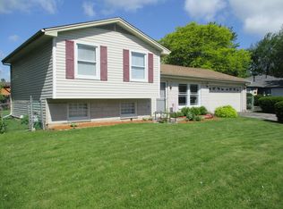 8224 N Carnaby Ct, Hanover Park, IL