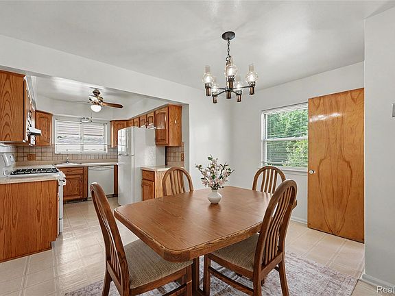 4th image of 26313 Delton St
