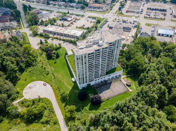 20 McFarlane Dr #702, Halton Hills, ON L7G 5J8