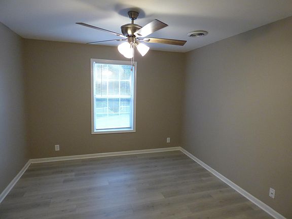 5th image of 121 Country Ln APT D