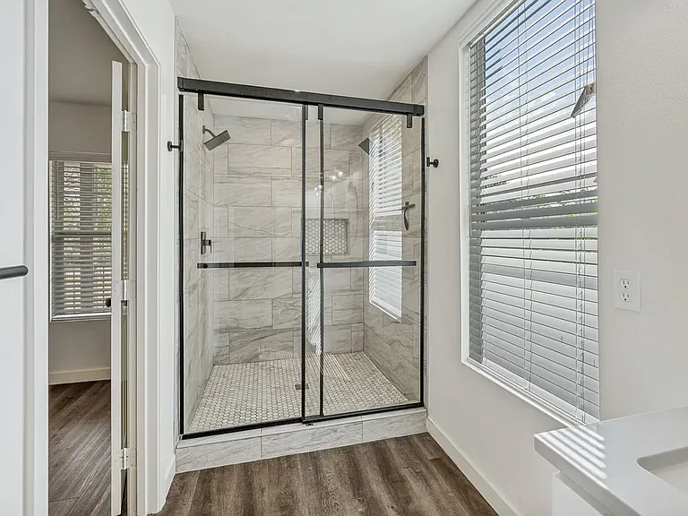 1704 S Jennings Ave — Photo 16