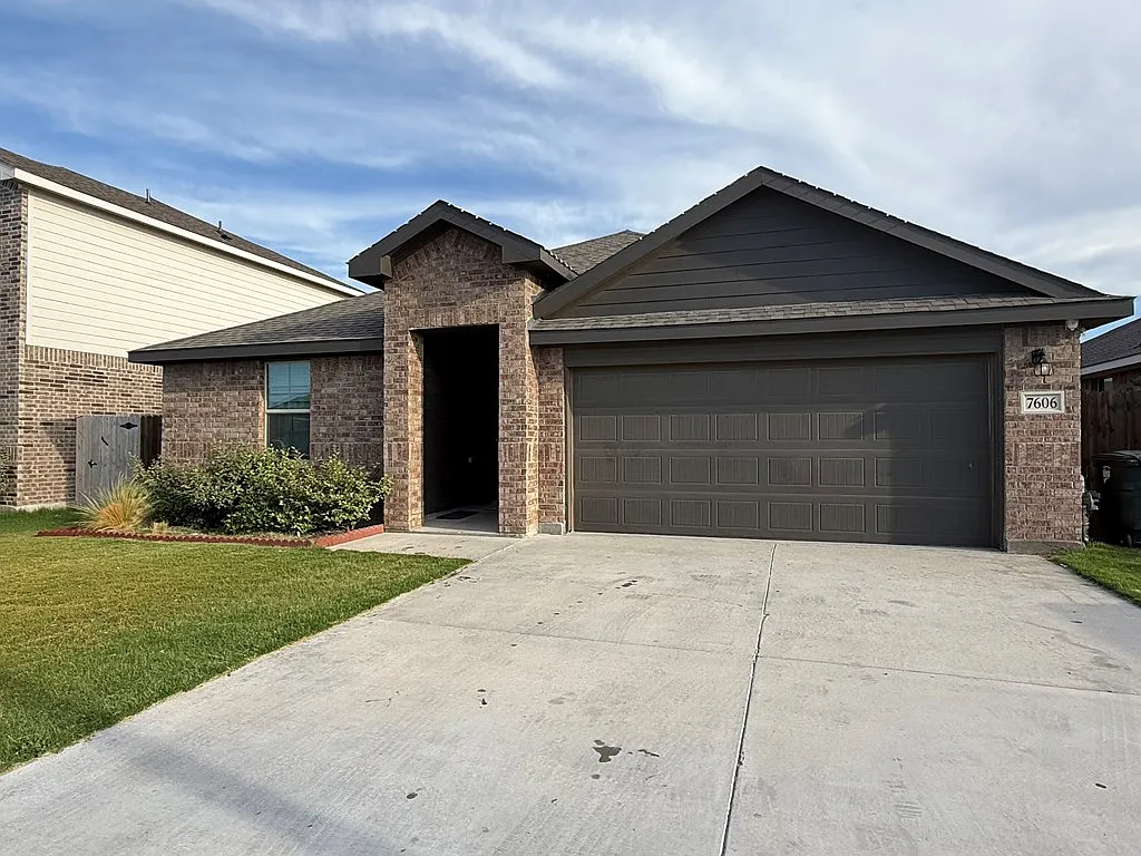 4 bed, 2.0 bath, 1836 sqft, $3,200 — Photo 2
