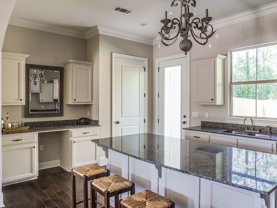 Large Chef's kitchen