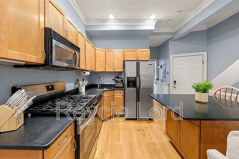 2 bed, 2.0 bath, 880 sqft, $2,700 — Photo 1
