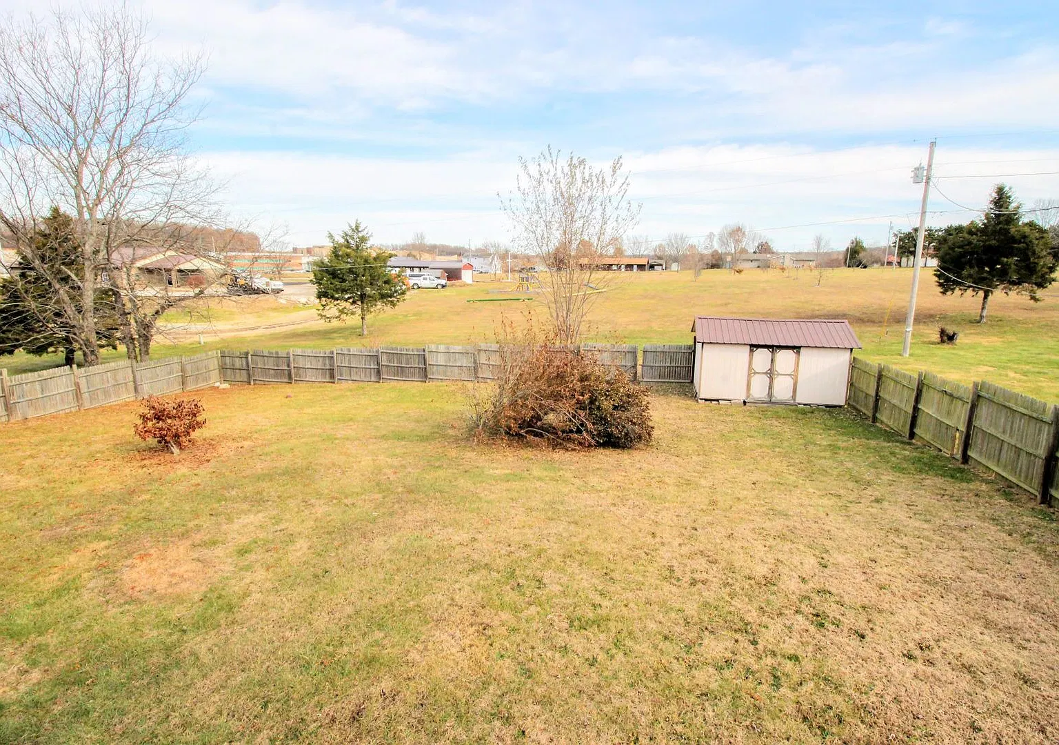 Huge Fenced Yard — Photo 3