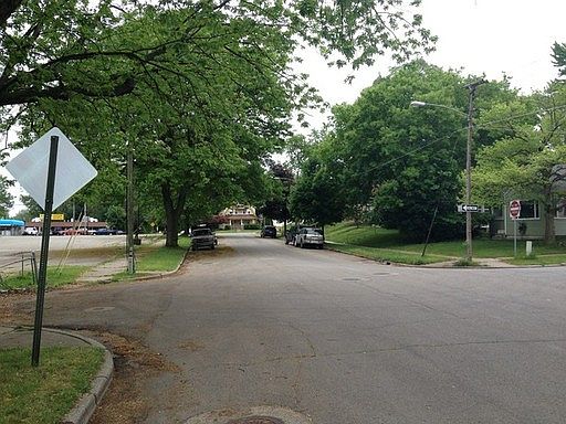 3rd image of 725 Dickinson St SE