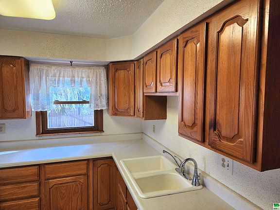 5th image of 211 E 16th St