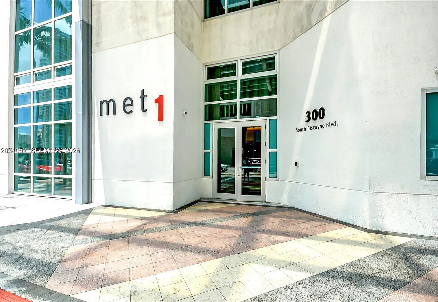 Met 1 Condo — Photo 1