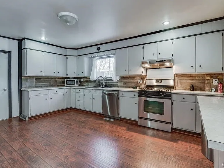 637 Coffeen St — Photo 5