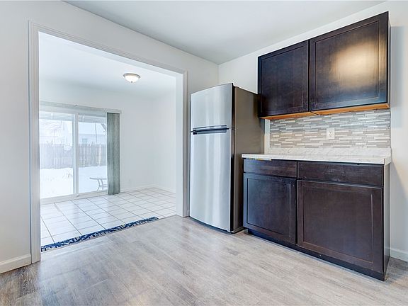 3rd image of 337 Dunn St