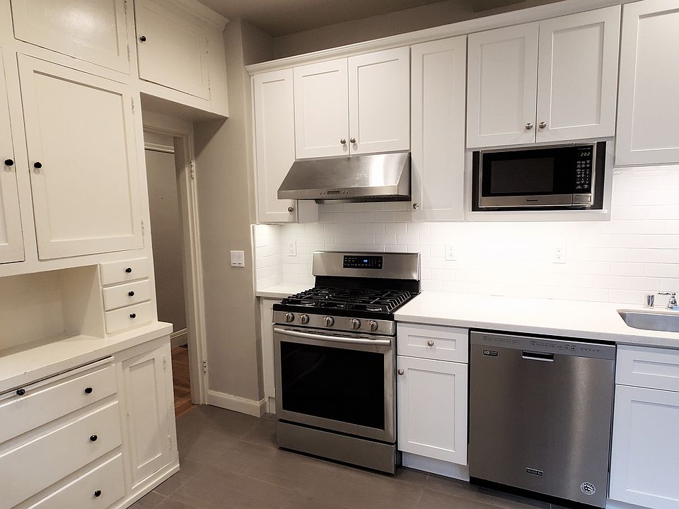 Renovated kitchen w/ under-cabinet lighting