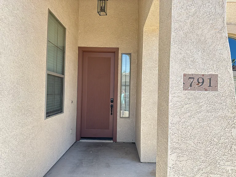 791 E Powell Way — Photo 3