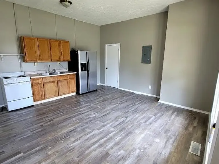 1031 Hartford St — Photo 5