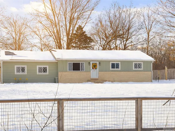 22341 Bell Rd, New Boston, MI 48164