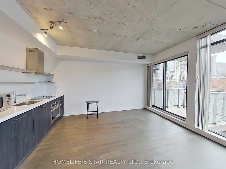 560 King St W #618 — Photo 3