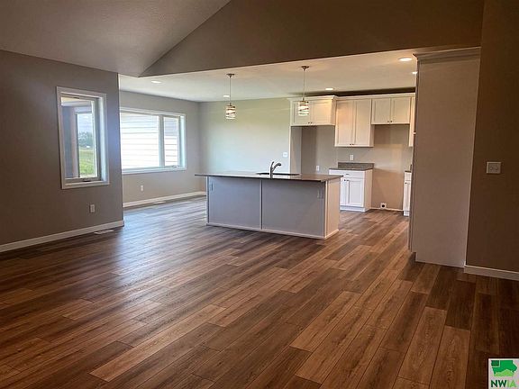 3rd image of 405 Prairie Bluff Dr