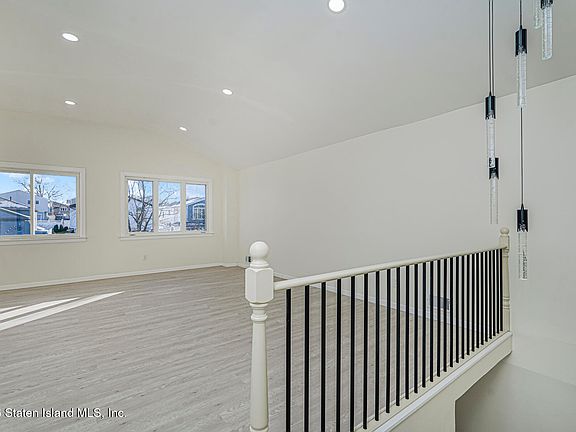 5th image of 39 Commerce St
