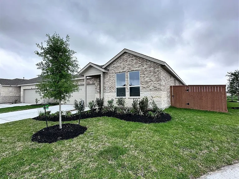 902 Heaven Dr — Photo 1