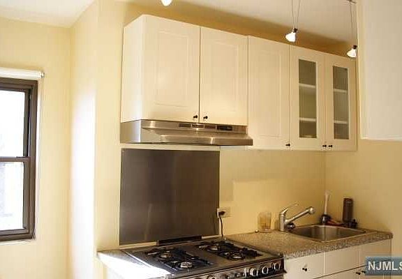 3rd image of 400 Park Pl APT 5F