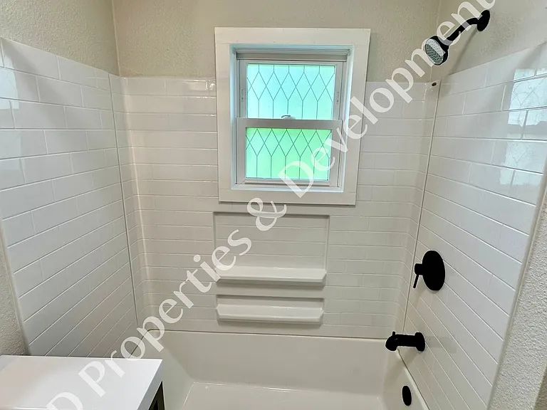 1812 W Calhoun St — Photo 7