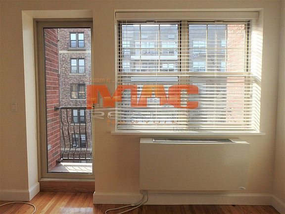 4th image of 3049 29th St APT 4R