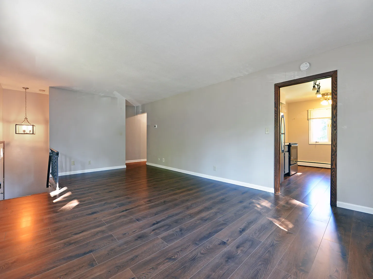 547 Allen Ave — Photo 2