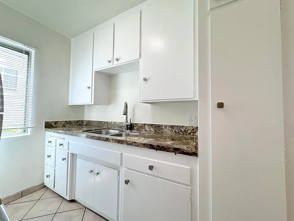 1020 N Edinburgh Ave #5