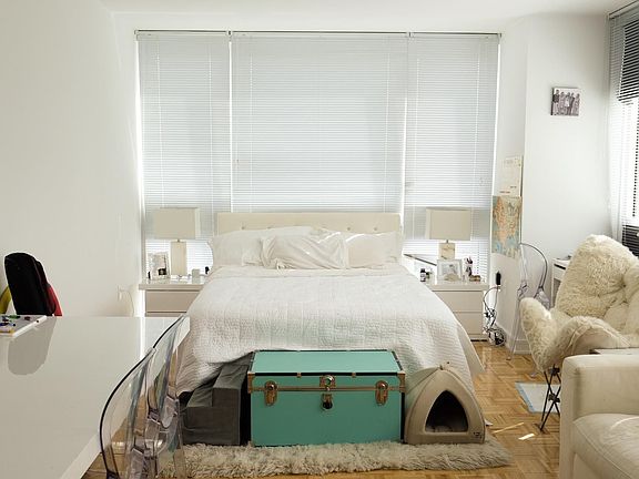 3rd image of 4310 Crescent St APT 2016
