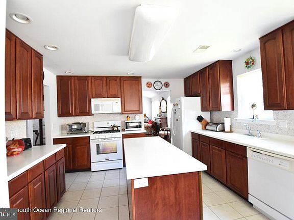5th image of 98 Rosewood Dr