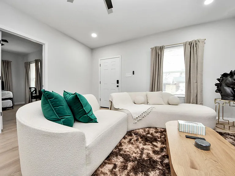 2811 Winbern St — Photo 8