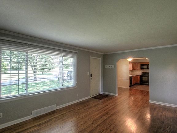 5th image of 8207 Ward Pkwy