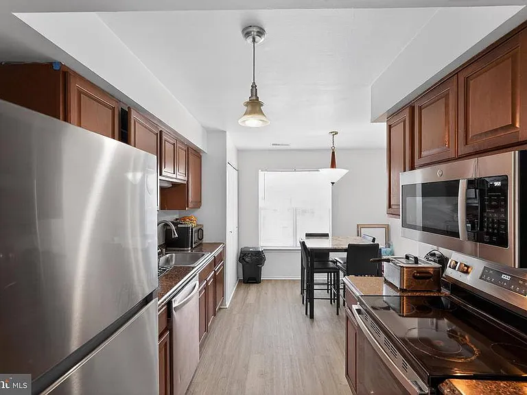 2523 Robinson Pl — Photo 24