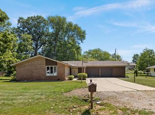 706 E Woodland Dr, Saint Joseph, IL
