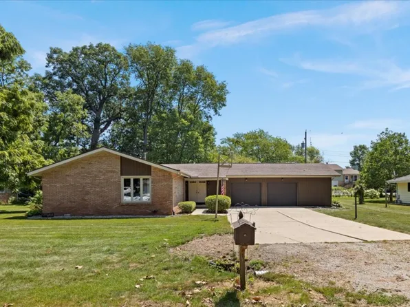 706 E Woodland Dr, Saint Joseph, IL 61873