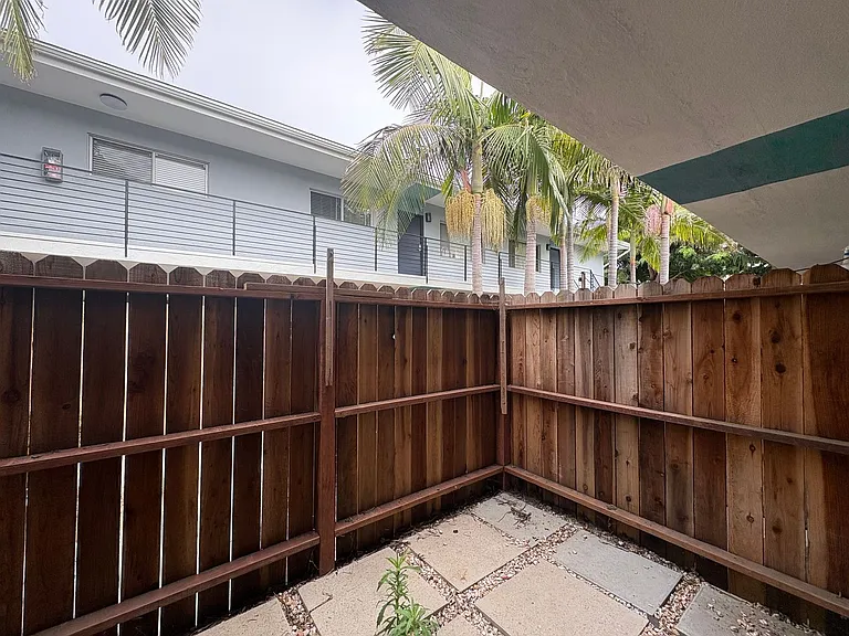 2727 Abbot Kinney Apartments, Venice CA — Photo 31