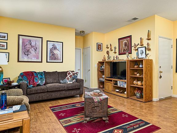 4th image of 632 Meadowbrook Lane