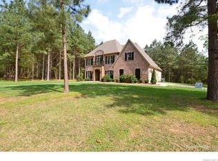 405 Meadow Creek Dr, Springhill, LA 71075