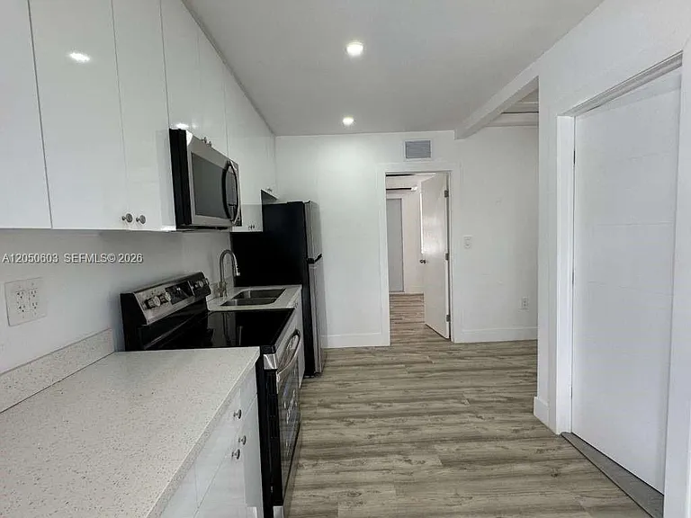 885 SW 29th Ave #3 — Photo 4