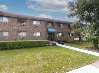 77 Central Ave APT 105, Roselle, IL 60172