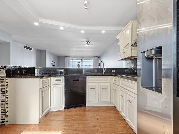 2nd image of 1770 NE 191st St APT 411-1