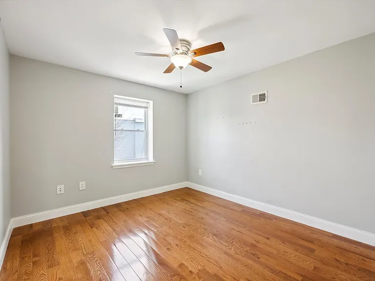 1633 S 21st St — Photo 14
