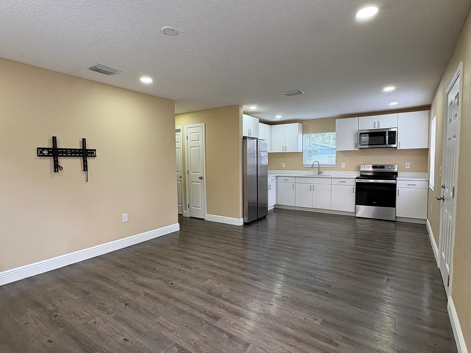 3 bed, 1200 sqft, $2,100 — Photo 2
